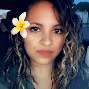 Meet your Posher, Alejandra